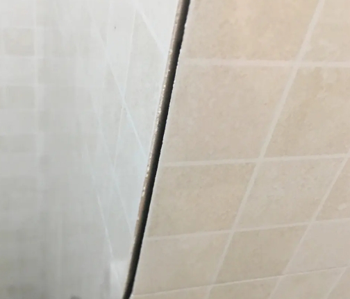 灵寿瓷砖空鼓维修公司分享阳台瓷砖脱落的修复过程可以分为以下几个步骤
